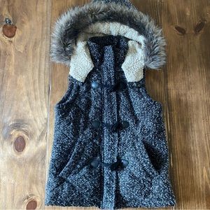 MOSSIMO SUPPLY COMPANY Hooded vest with fur lined hood, size Medium